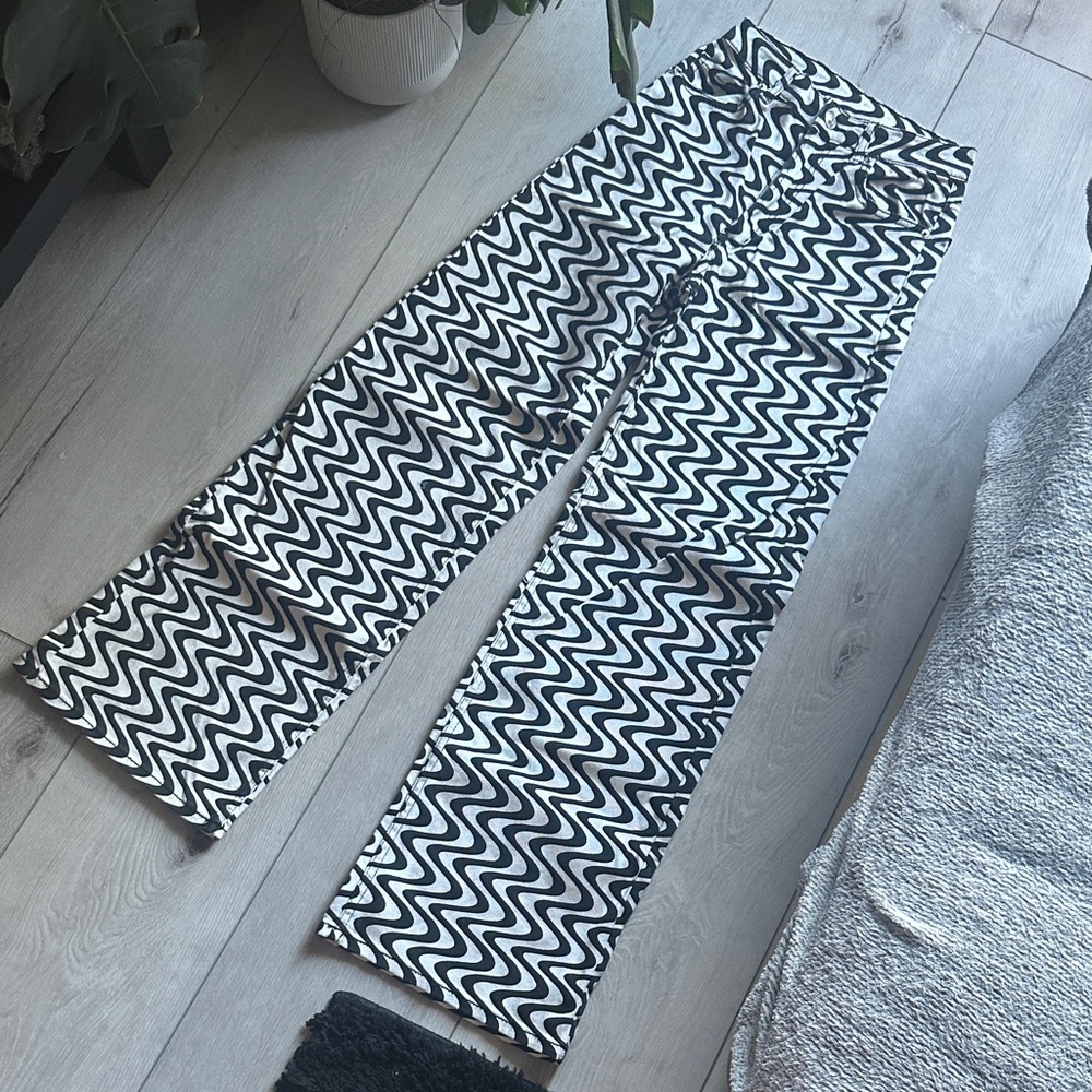 NWOT H&M Black and White Zigzag Patterned Jeans // Size 4